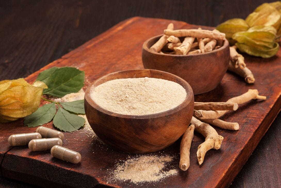 Ashwagandha em sua forma natural e Ashwagandha em pó e em cápsulas.