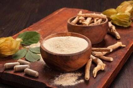 Ashwagandha em sua forma natural e Ashwagandha em pó e em cápsulas.