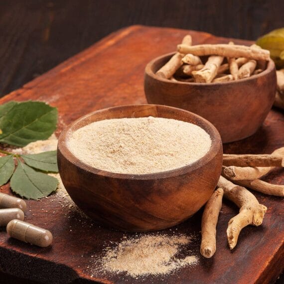 Ashwagandha em sua forma natural e Ashwagandha em pó e em cápsulas.
