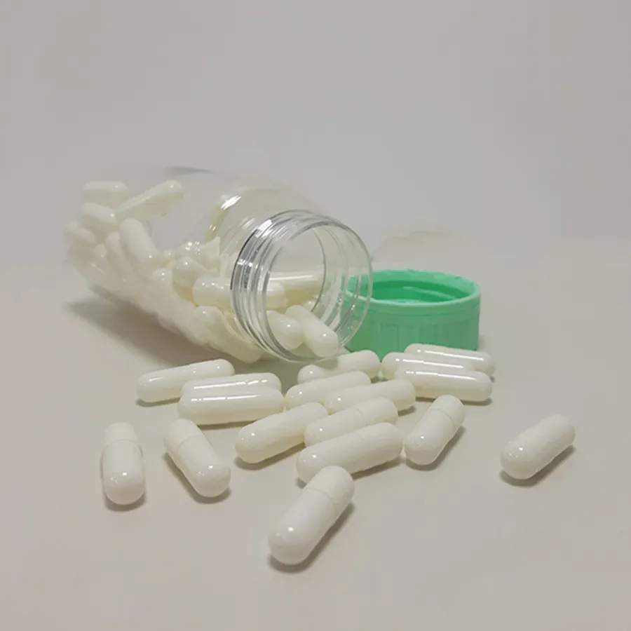 Capsulas de Creatina em cima de uma mesa de cor branca.