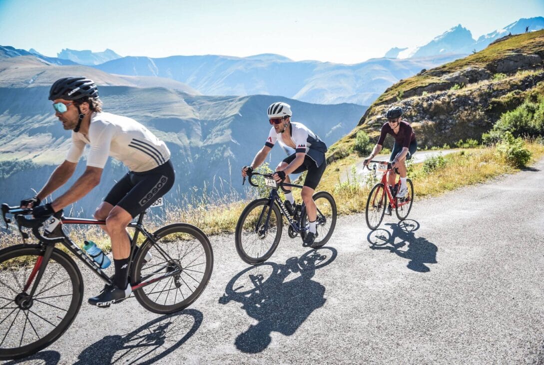 Grupo de ciclistas amadores em uma estrada de montanha.
