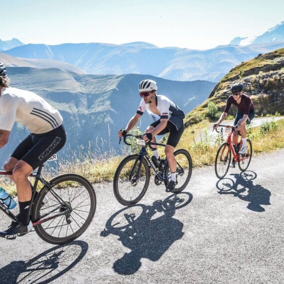 Grupo de ciclistas amadores em uma estrada de montanha.