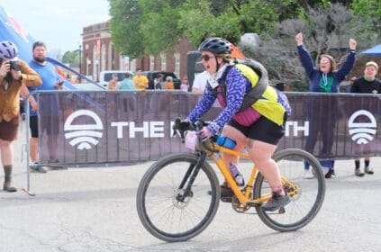 Ciclista acima do peso chegando em uma prova de ciclismo - Ciclismo para Emagrecer