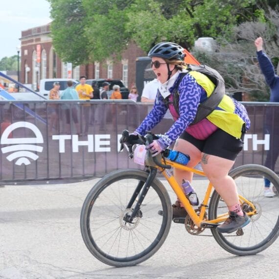 Ciclista acima do peso chegando em uma prova de ciclismo - Ciclismo para Emagrecer