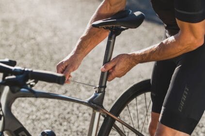Ciclista ajustando sua bike -Como Ajustar Sua Bicicleta para Pedalar Melhor