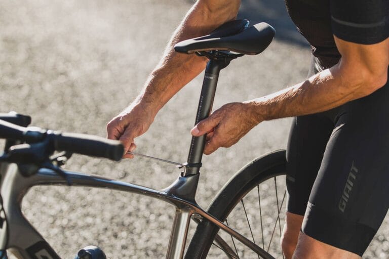 Ciclista ajustando sua bike -Como Ajustar Sua Bicicleta para Pedalar Melhor