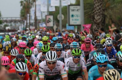 Um pelotão de ciclistas profissionais em uma competição.