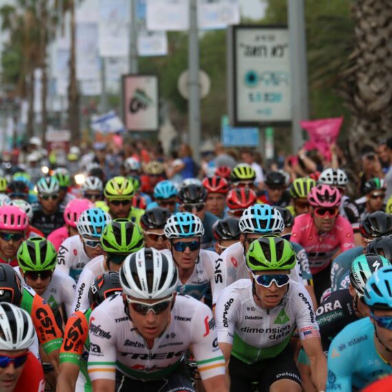 Um pelotão de ciclistas profissionais em uma competição.