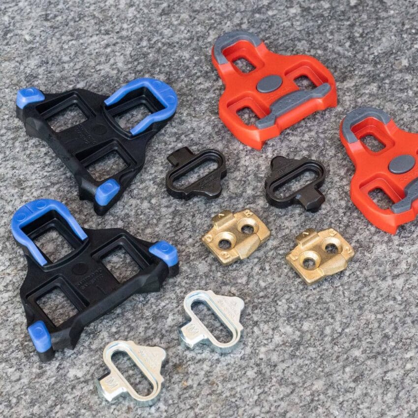 Alguns modelos de tacos para sapatilhas de ciclismo.