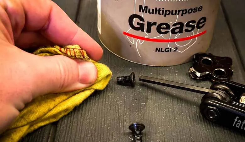 Limpando e lubrificando as Roscas