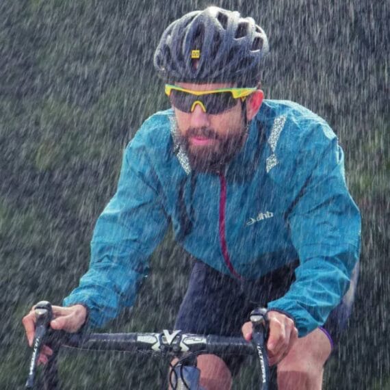 Ciclista amador pedalando na chuva.