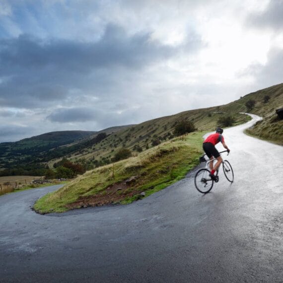 Ciclista amador treinando em uma subida de montanha.