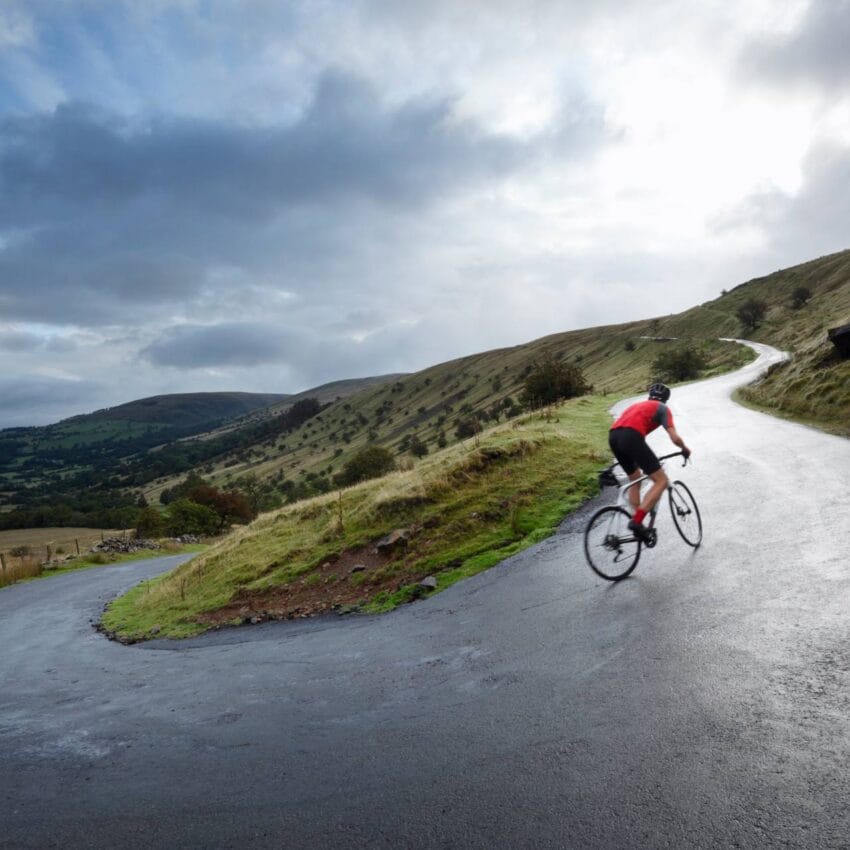 Ciclista amador treinando em uma subida de montanha.