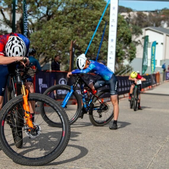 Ciclistas de MTB completamente exaustos ao final de uma competição.