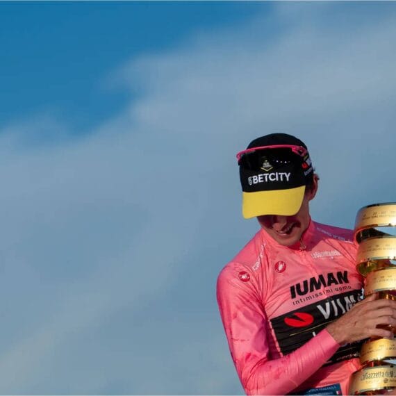 Foto do vencedor do Giro d'Italia 2025 - Simon Yates