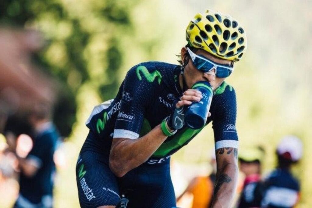 Ciclista profissional se hidratando após uma competição.