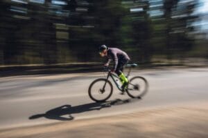 Hormônios e Ciclismo: Como o Equilíbrio Hormonal Impacta sua Performance na Bike