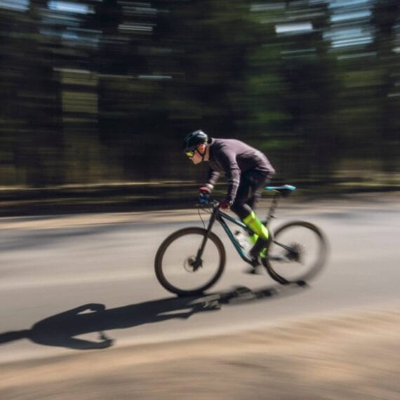 Ciclista de MTB treinando em uma estrada completamente vazia.