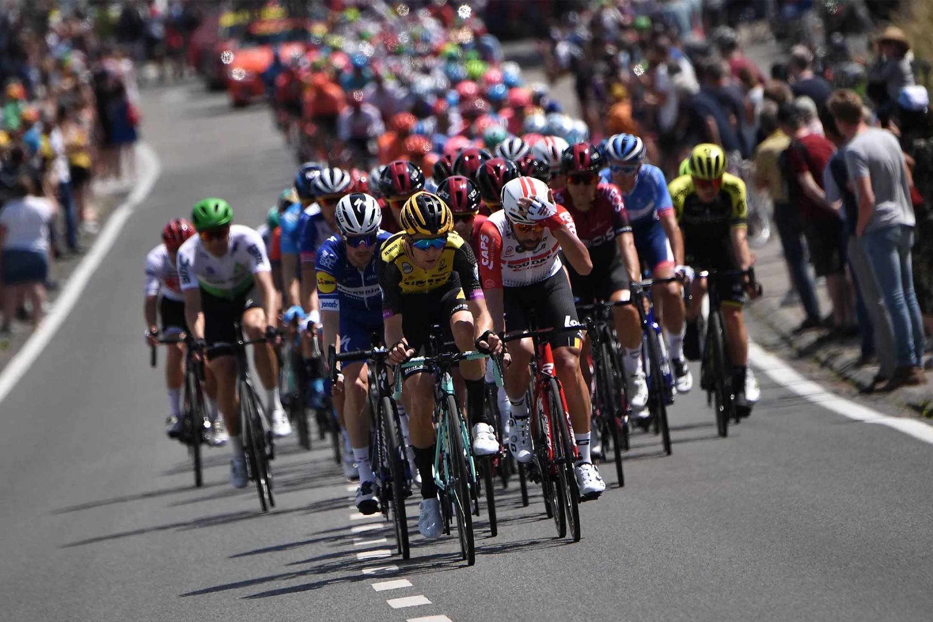 Ciclistas Profissionais Deveriam Ter Licença de Pilotagem? Ex-Atletas Acendem Debate Sobre Segurança no Pelotão