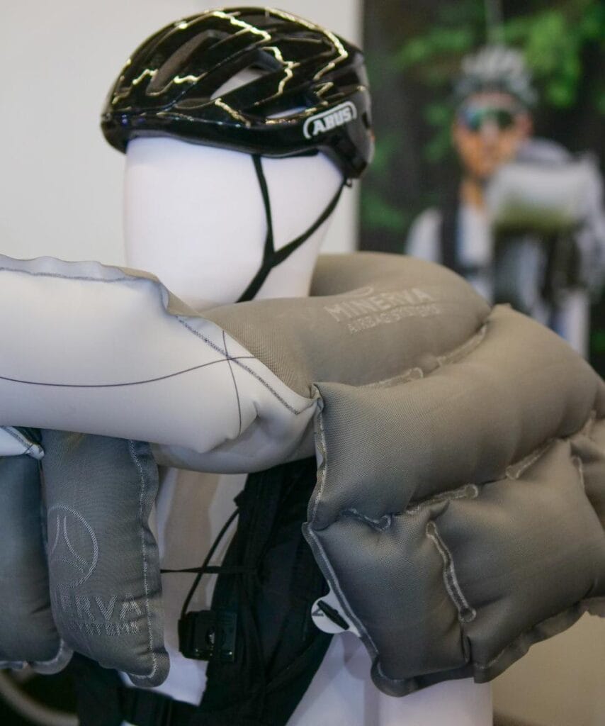 Um protótipo de airbag para ciclistas.