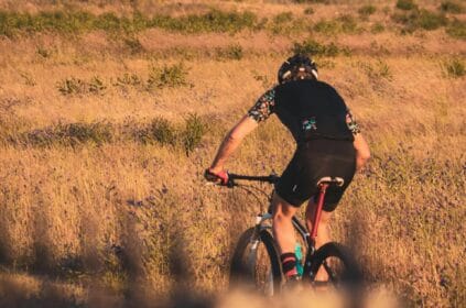 Ciclista treinando em uma trilha -10 Estratégias para Aprimorar suas Técnicas de Mountain Bike