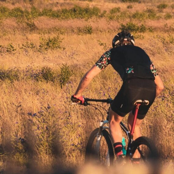 Ciclista treinando em uma trilha -10 Estratégias para Aprimorar suas Técnicas de Mountain Bike