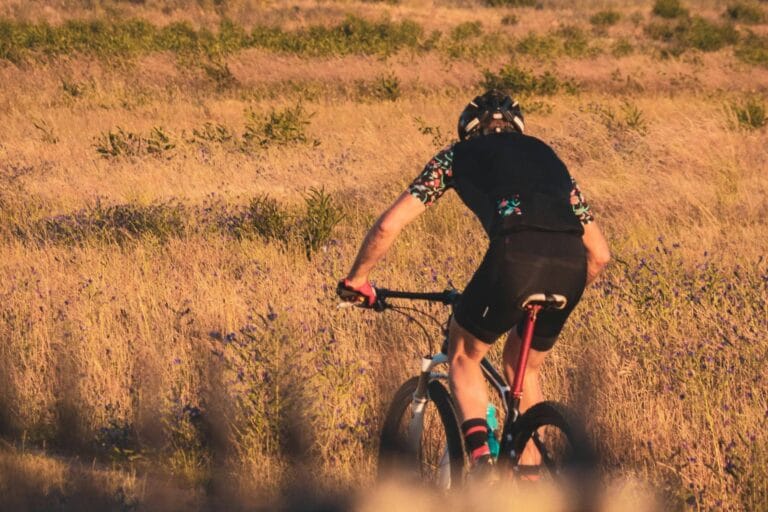 Ciclista treinando em uma trilha -10 Estratégias para Aprimorar suas Técnicas de Mountain Bike