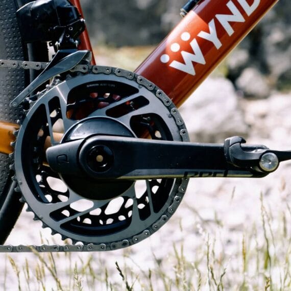 Um pedevela com um medidor de potência em uma bike de ciclismo.