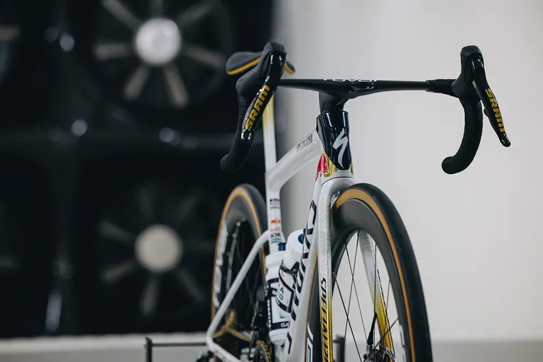  a Lumarcolors fez um trabalho soberbo na Specialized S-Works Tarmac SL8 do Remco Evenepoel.