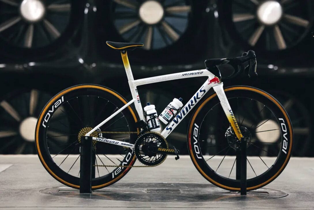 A Nova Máquina Dourada de Remco Evenepoel: Specialized S-Works Tarmac SL8 com Visual Red Bull
