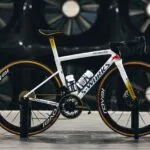 A Nova Máquina Dourada de Remco Evenepoel: Specialized S-Works Tarmac SL8 com Visual Red Bull