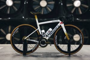 A Nova Máquina Dourada de Remco Evenepoel: Specialized S-Works Tarmac SL8 com Visual Red Bull