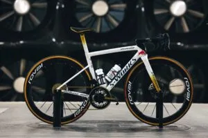 A Nova Máquina Dourada de Remco Evenepoel: Specialized S-Works Tarmac SL8 com Visual Red Bull