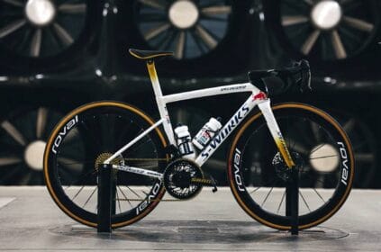 A Nova Máquina Dourada de Remco Evenepoel: Specialized S-Works Tarmac SL8 com Visual Red Bull