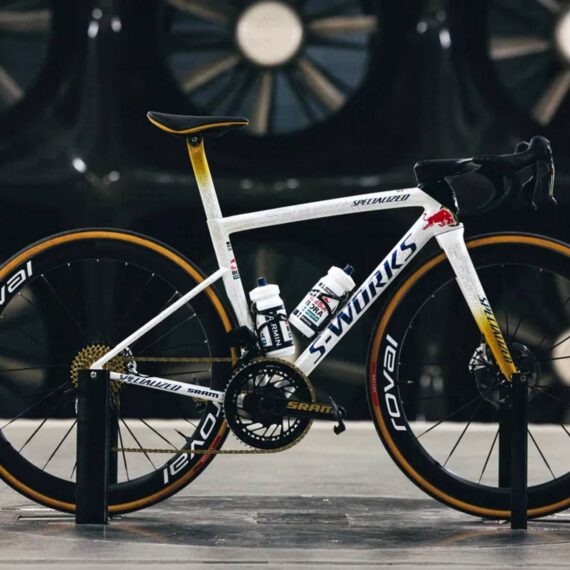 A Nova Máquina Dourada de Remco Evenepoel: Specialized S-Works Tarmac SL8 com Visual Red Bull