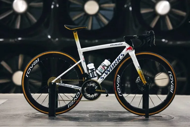 A Nova Máquina Dourada de Remco Evenepoel: Specialized S-Works Tarmac SL8 com Visual Red Bull