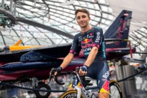 Carreiras mais curtas no ciclismo? Jai Hindley alerta sobre a intensidade brutal do esporte moderno e prevê que ciclistas não aguentarão 15 anos no pelotão profissional