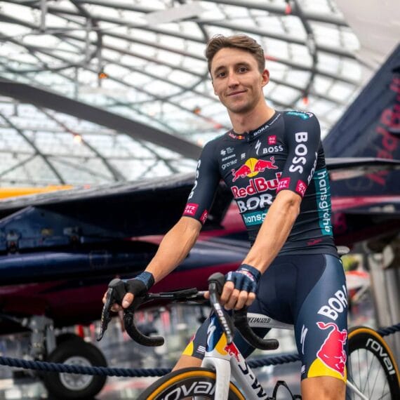 Carreiras mais curtas no ciclismo? Jai Hindley alerta sobre a intensidade brutal do esporte