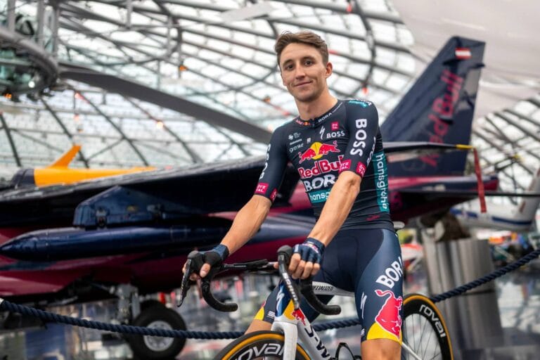 Carreiras mais curtas no ciclismo? Jai Hindley alerta sobre a intensidade brutal do esporte moderno e prevê que ciclistas não aguentarão 15 anos no pelotão profissional