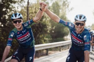 Ciclistas da Soudal Quick-Step interrompem treino para ajudar motorista com carro atolado em vídeo que viralizou