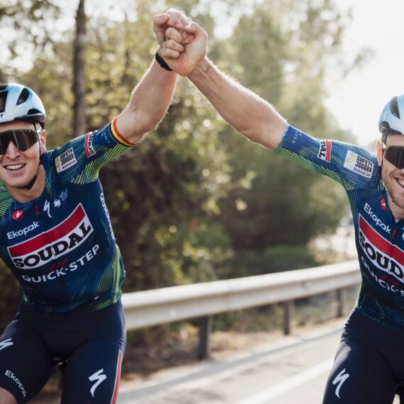 Ciclistas da Soudal Quick-Step interrompem treino para ajudar motorista com carro atolado em vídeo que viralizou