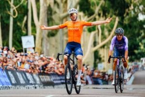 Essa é pra você, amigo: ciclista australiano dedica título nacional ao chefe de equipe WorldTour que o dispensou