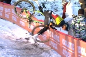 Queda dramática tira Thibau Nys da disputa com guidão quebrado em Copa do Mundo de Zonhoven no gelo