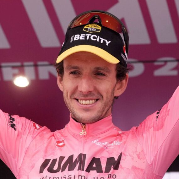 Campeão do Giro d'Italia Simon Yates Anuncia Aposentadoria Surpreendente