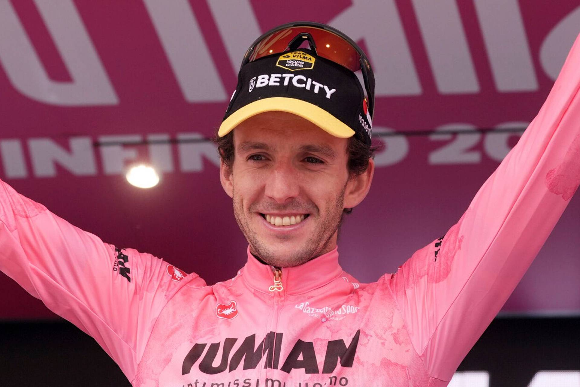 Campeão do Giro d’Italia Simon Yates Anuncia Aposentadoria Surpreendente: “Me Afasto do Ciclismo com Profundo Orgulho e Paz Interior”