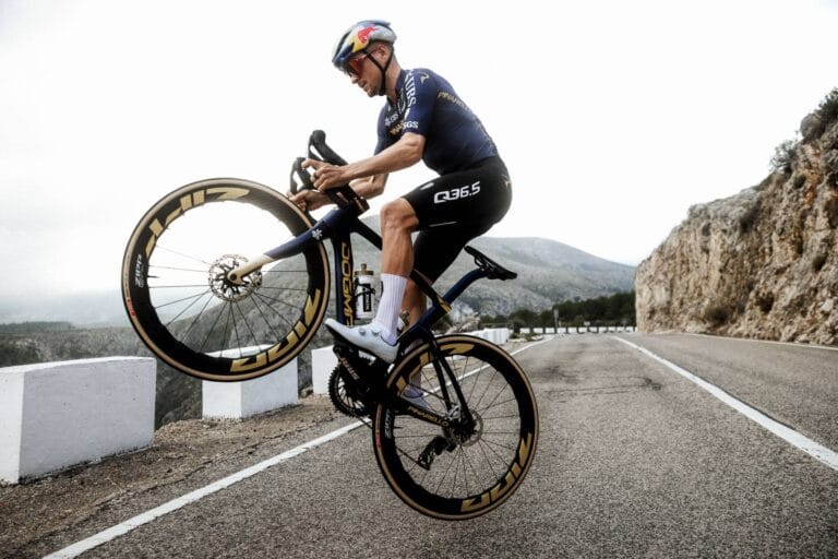 Tom Pidcock e Q36.5 Revelam Visual da sua nova Pinarello