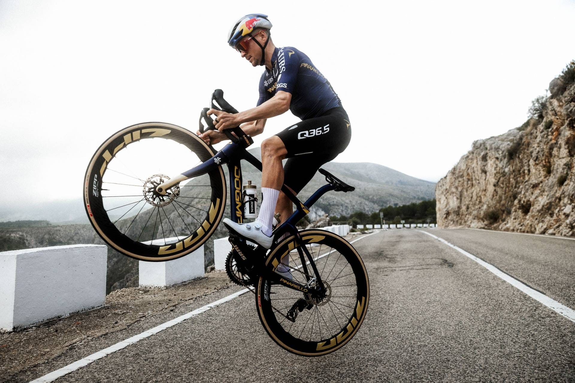 Tom Pidcock e Q36.5 Revelam Visual da sua nova Pinarello