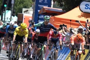 Tour Down Under 2026: Tobias Lund Andresen surpreende favoritos e vence primeira etapa em sprint apertadíssimo