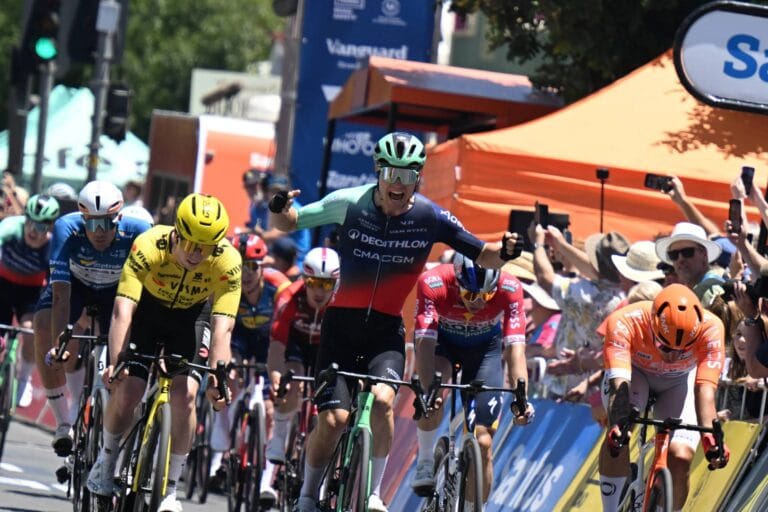 Tour Down Under 2026: Tobias Lund Andresen surpreende favoritos e vence primeira etapa em sprint apertadíssimo