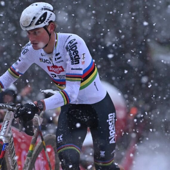 Van der Poel domina sob neve intensa em Mol enquanto Van Aert abandona após queda